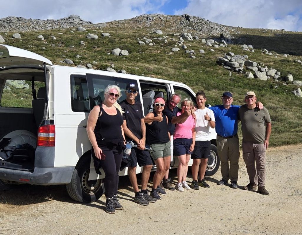 Photo du minibus utilisé pour le transport des clients sur les randonnées du Cuscione ou des bergeries d'Asinao